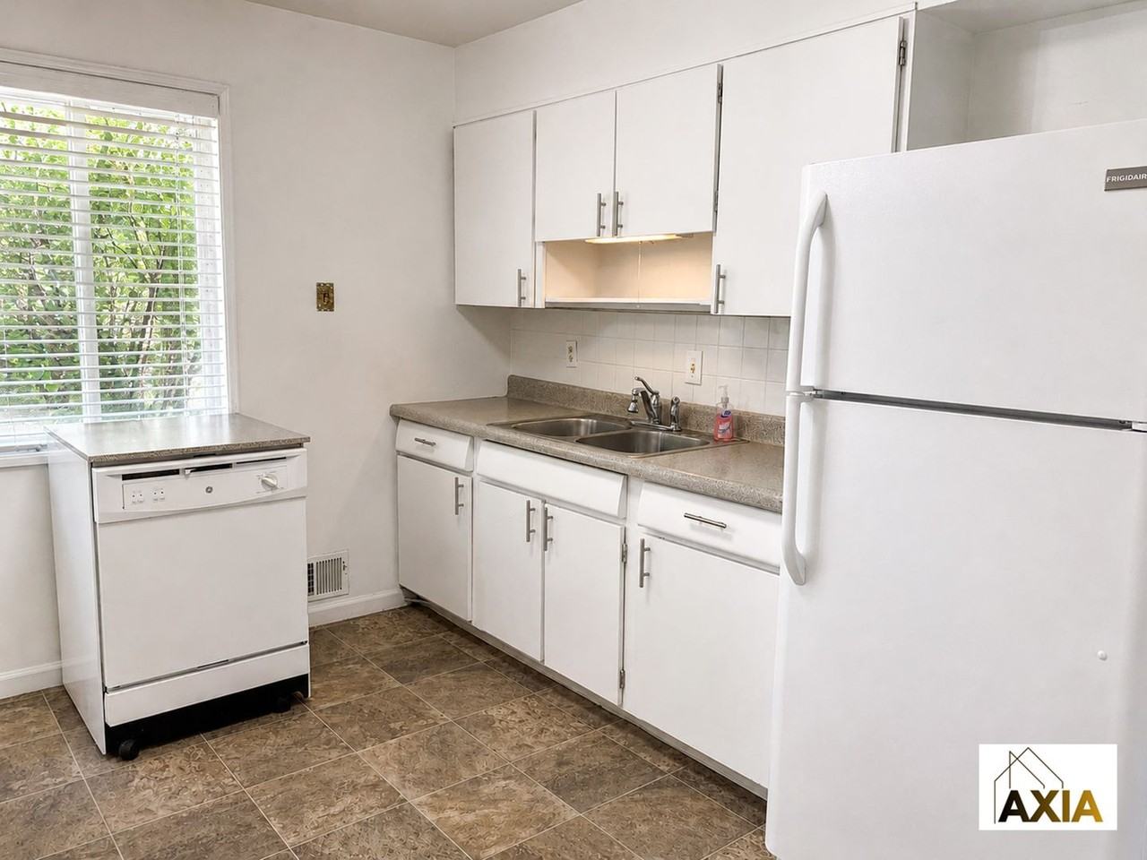 205 S 39th St - Photo 5 of 13