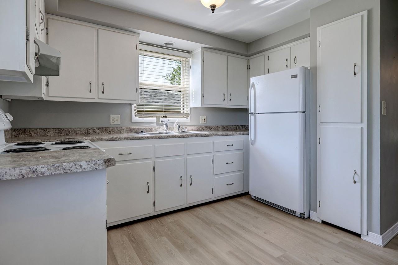 1216 Meadow Ln - Photo 3 of 15