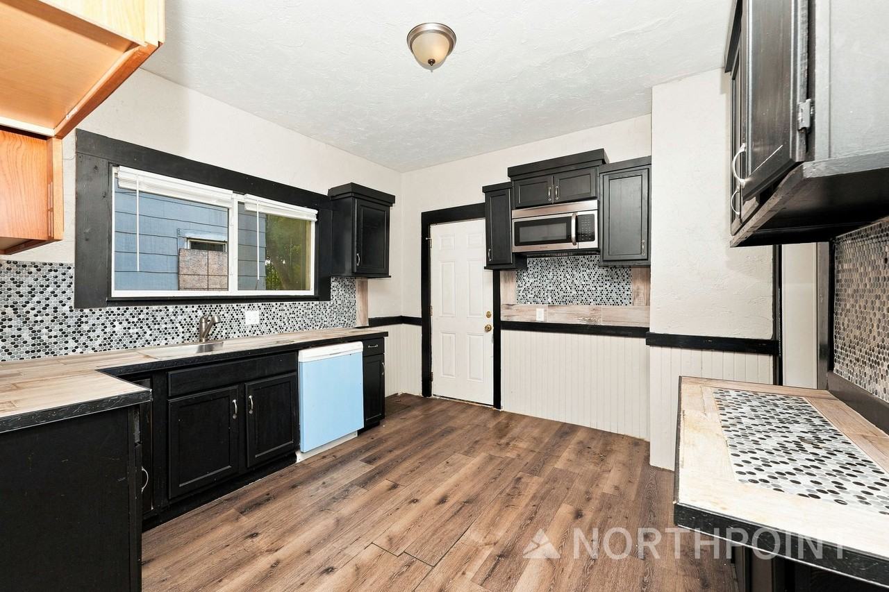10911 Hathaway Ave - Photo 2 of 15
