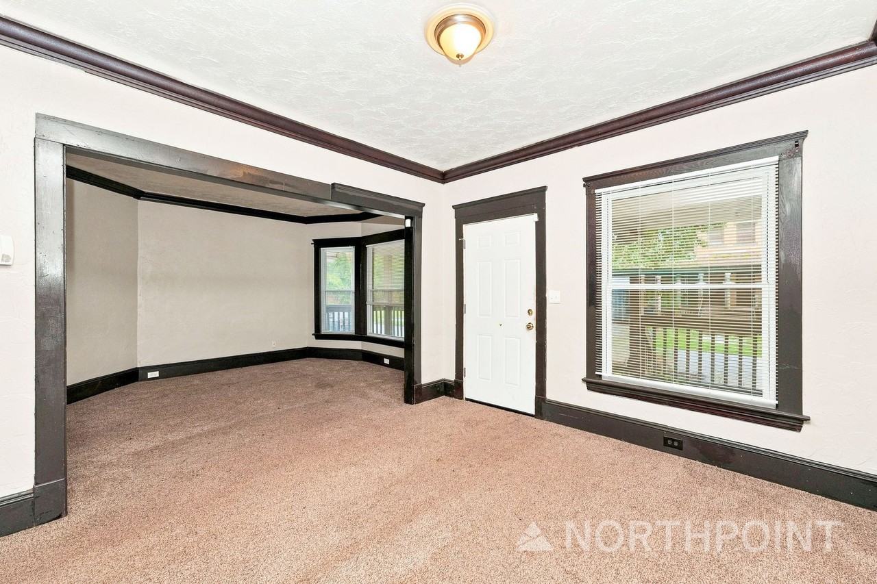 10911 Hathaway Ave - Photo 3 of 15