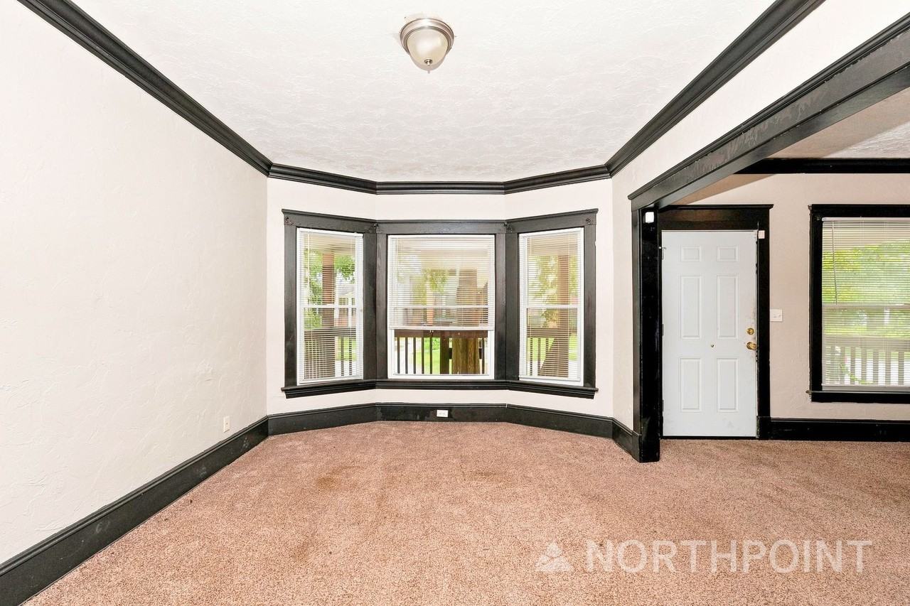 10911 Hathaway Ave - Photo 4 of 15