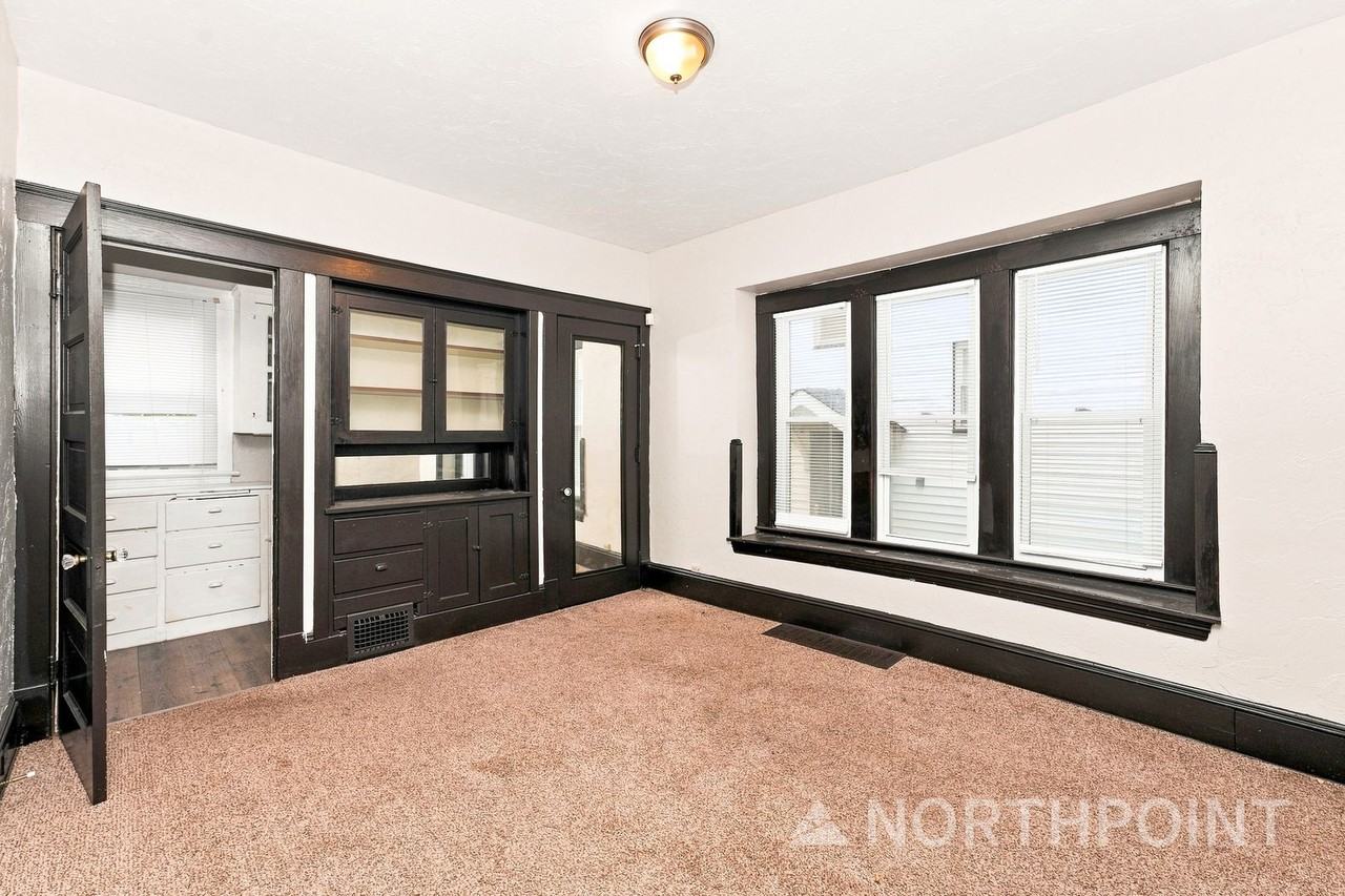 10911 Hathaway Ave - Photo 5 of 15