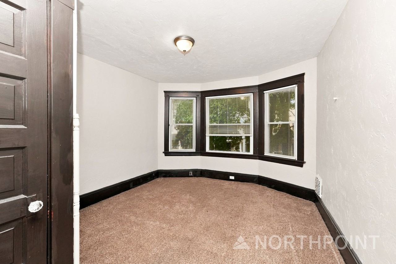 10911 Hathaway Ave - Photo 6 of 15