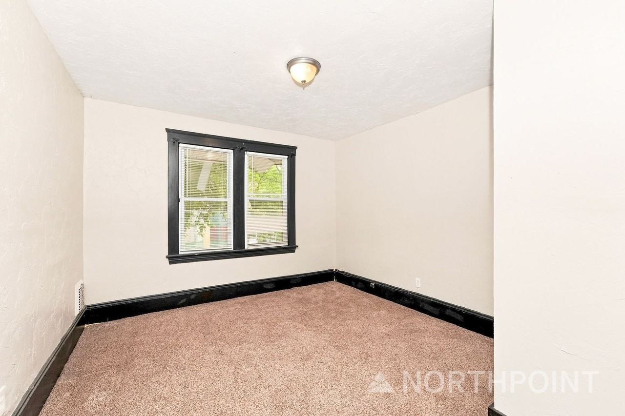 10911 Hathaway Ave - Photo 7 of 15