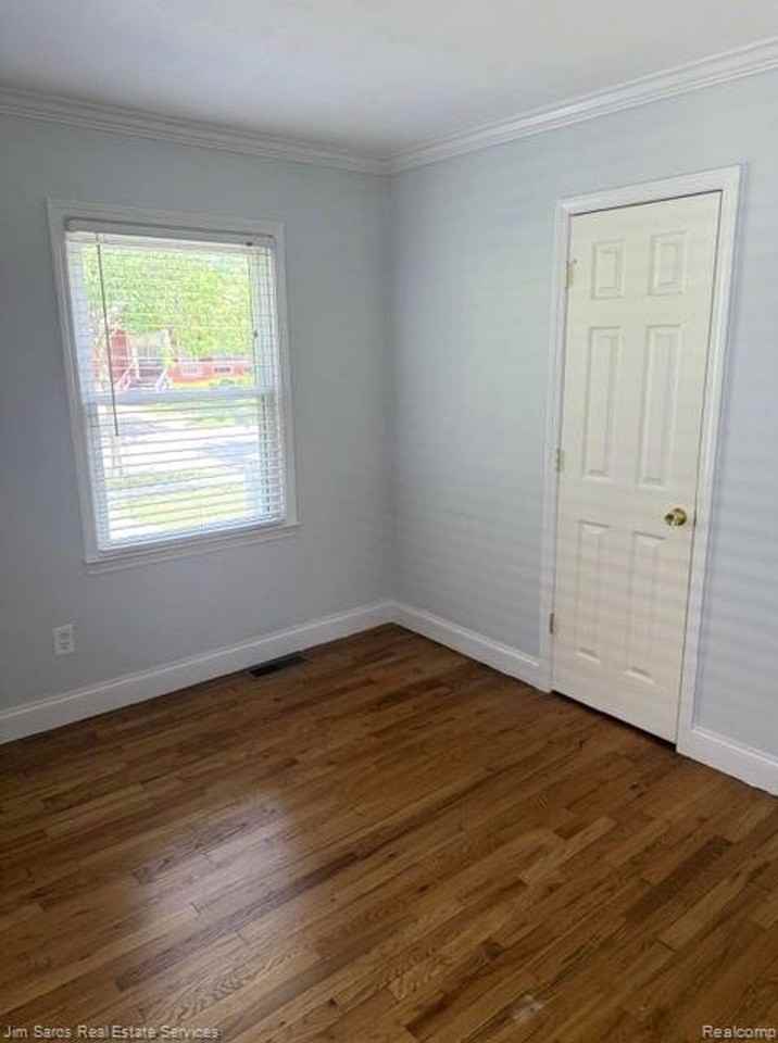 1424 Chapin Ave - Photo 4 of 15