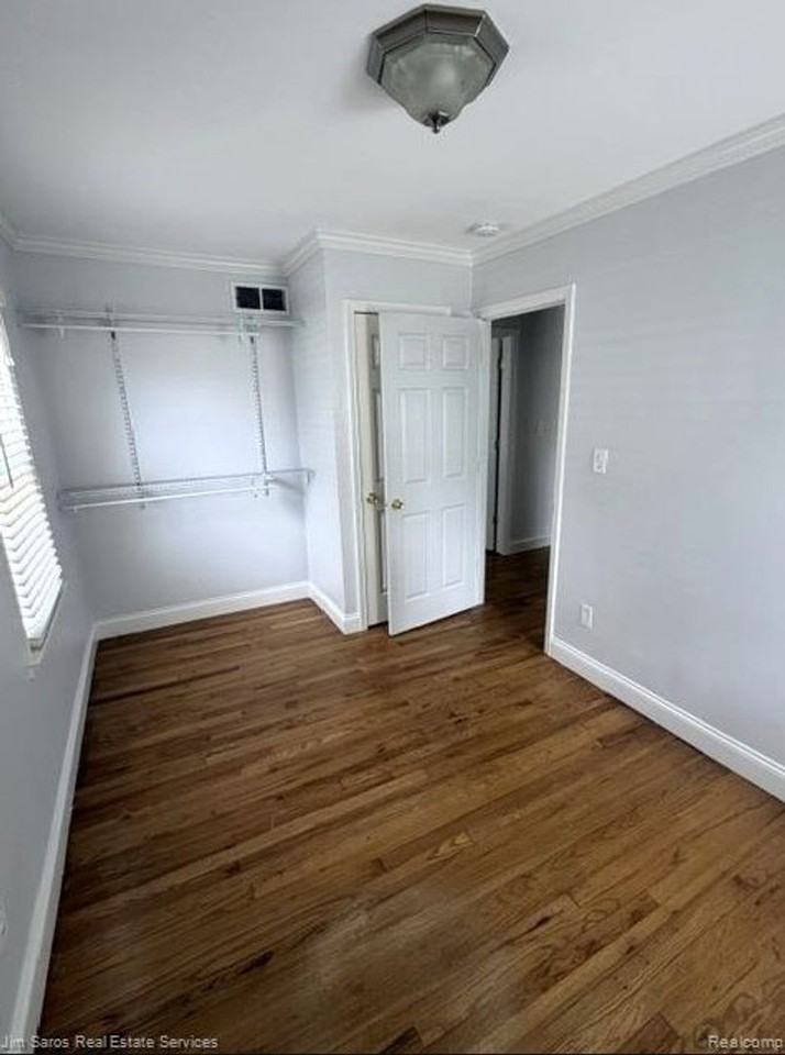 1424 Chapin Ave - Photo 5 of 15