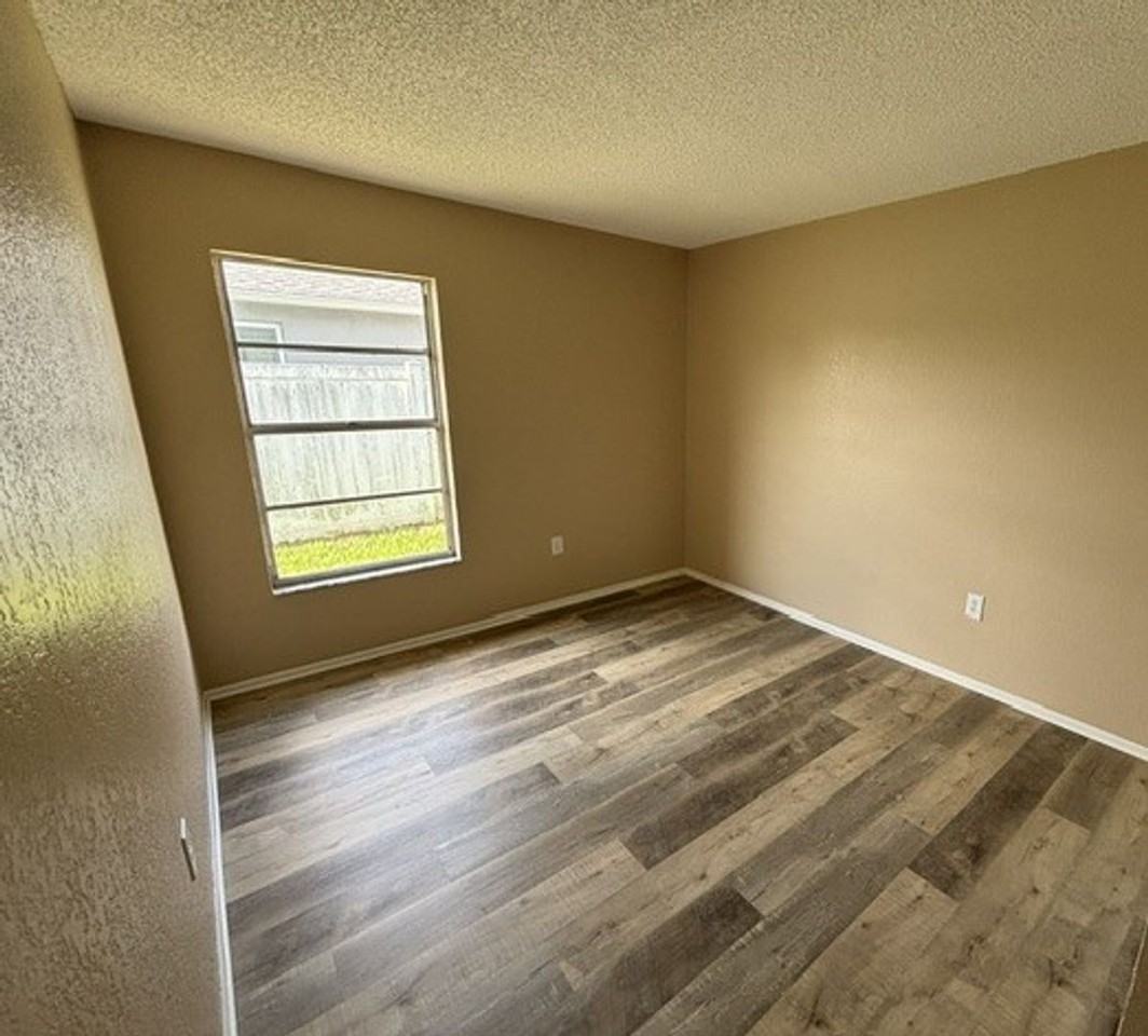 3206 Ambassador Ave - Photo 6 of 12
