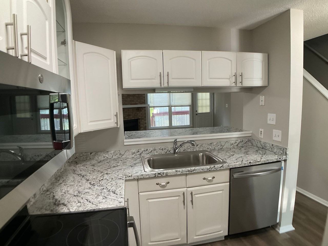 13 Astor Ct - Photo 3 of 29
