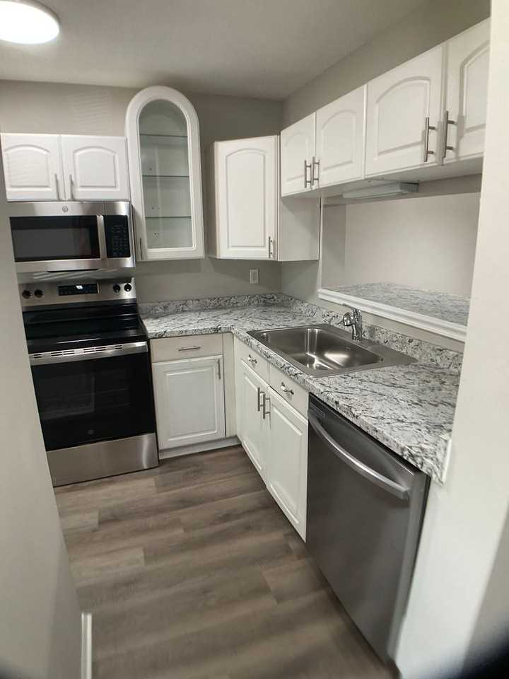 13 Astor Ct - Photo 6 of 29