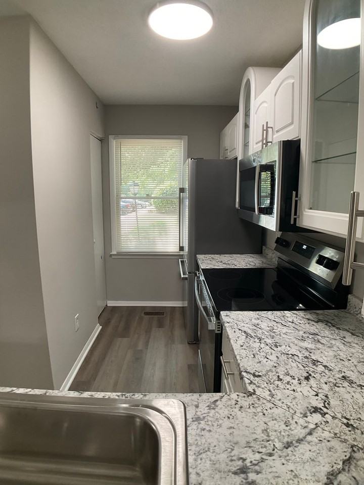 13 Astor Ct - Photo 7 of 29