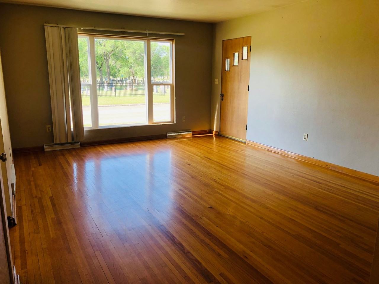 417 11th Ave Se - Photo 2 of 10