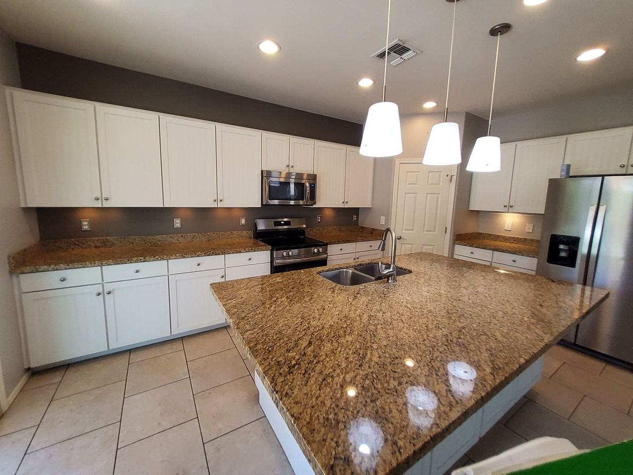 3031 E Regina St - Photo 3 of 18