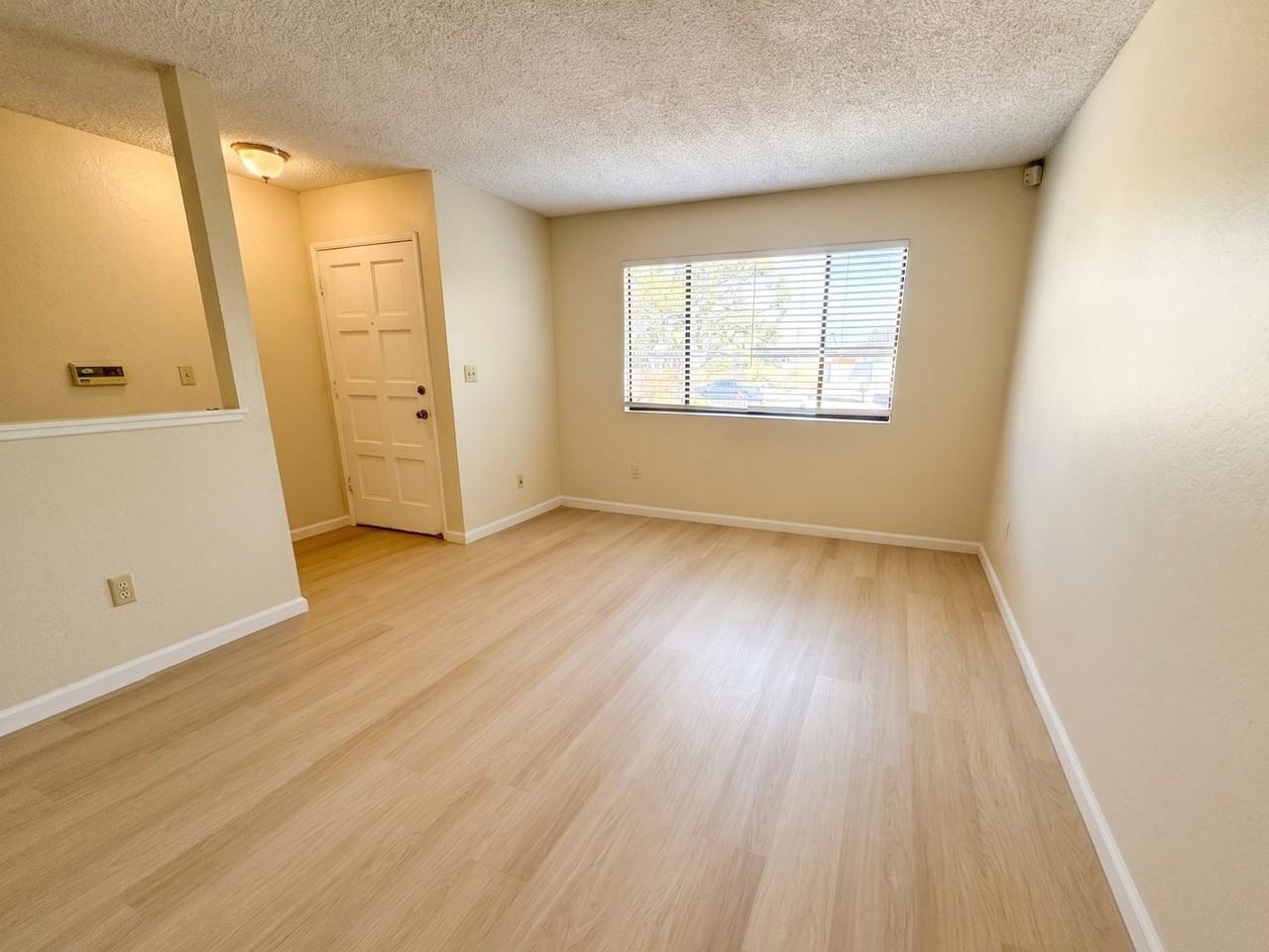 942 Marie Ave - Photo 3 of 14