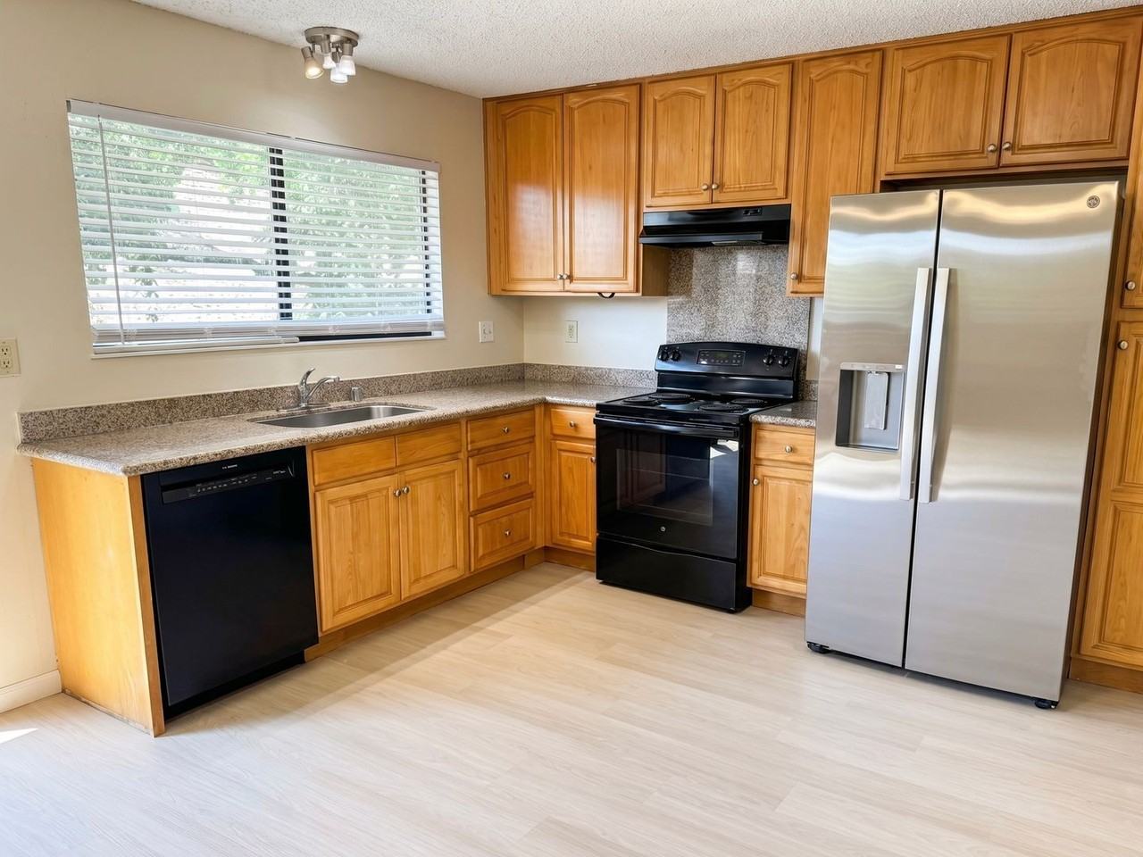 942 Marie Ave - Photo 5 of 14