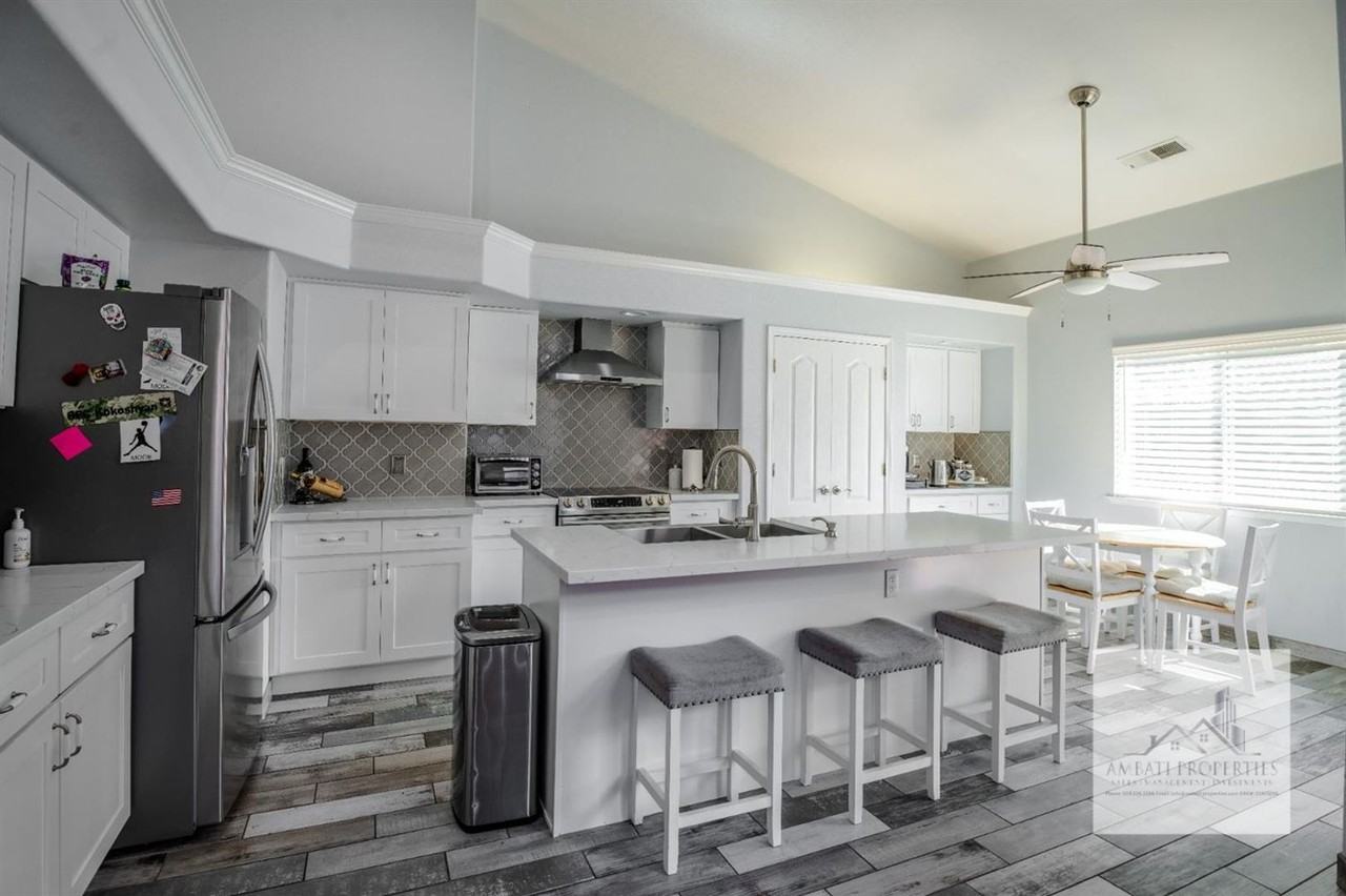 933 N Burgan Ave - Photo 5 of 18