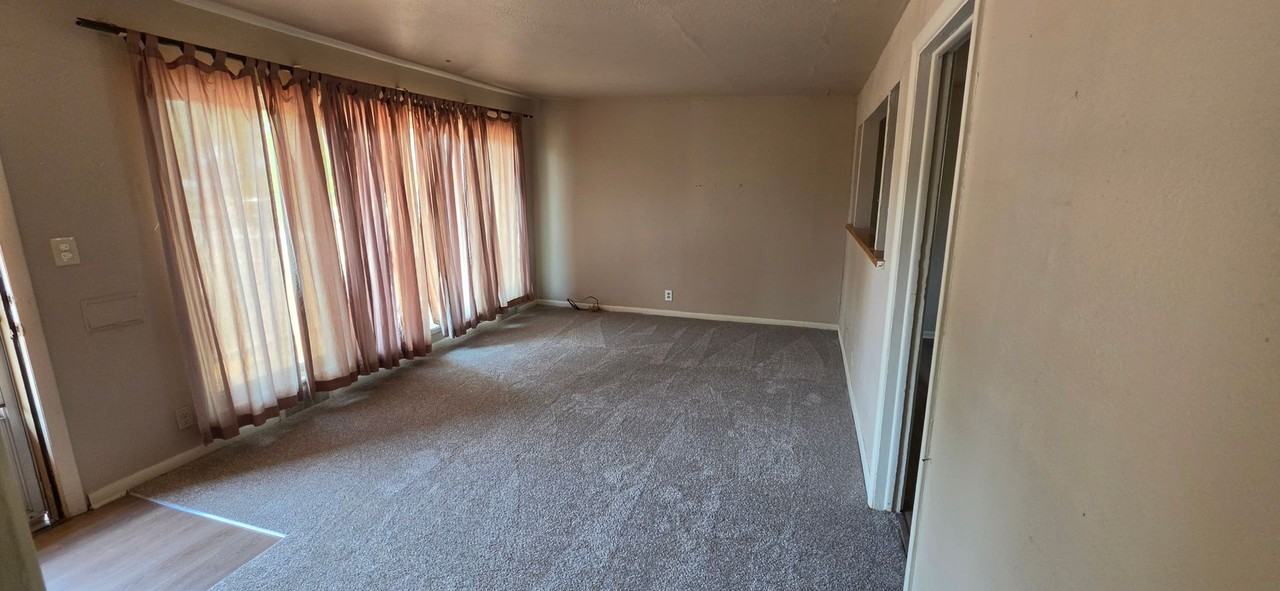 1809 W 32nd St - Photo 2 of 10