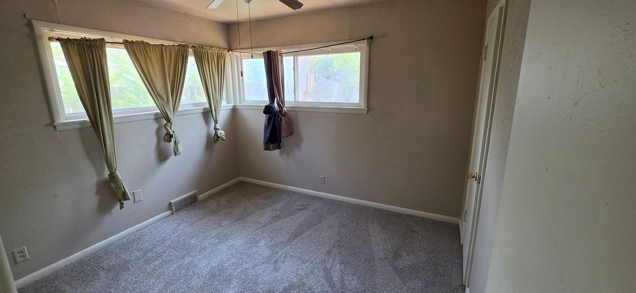 1809 W 32nd St - Photo 5 of 10