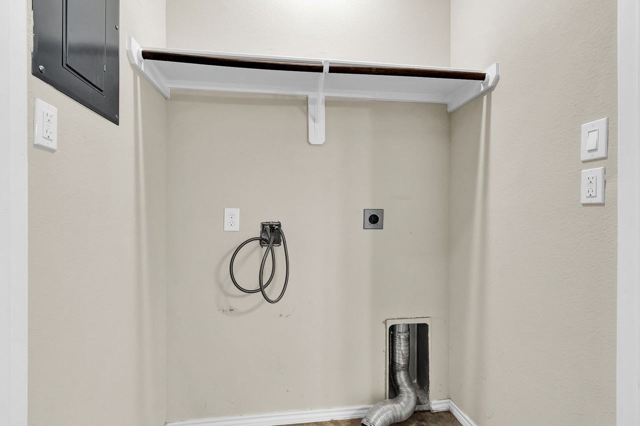 15841 Beechnut Dr - Photo 4 of 19