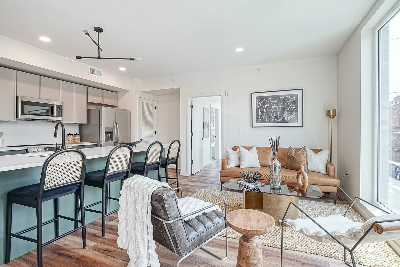 1301 Bainbridge St - Photo 5 of 14
