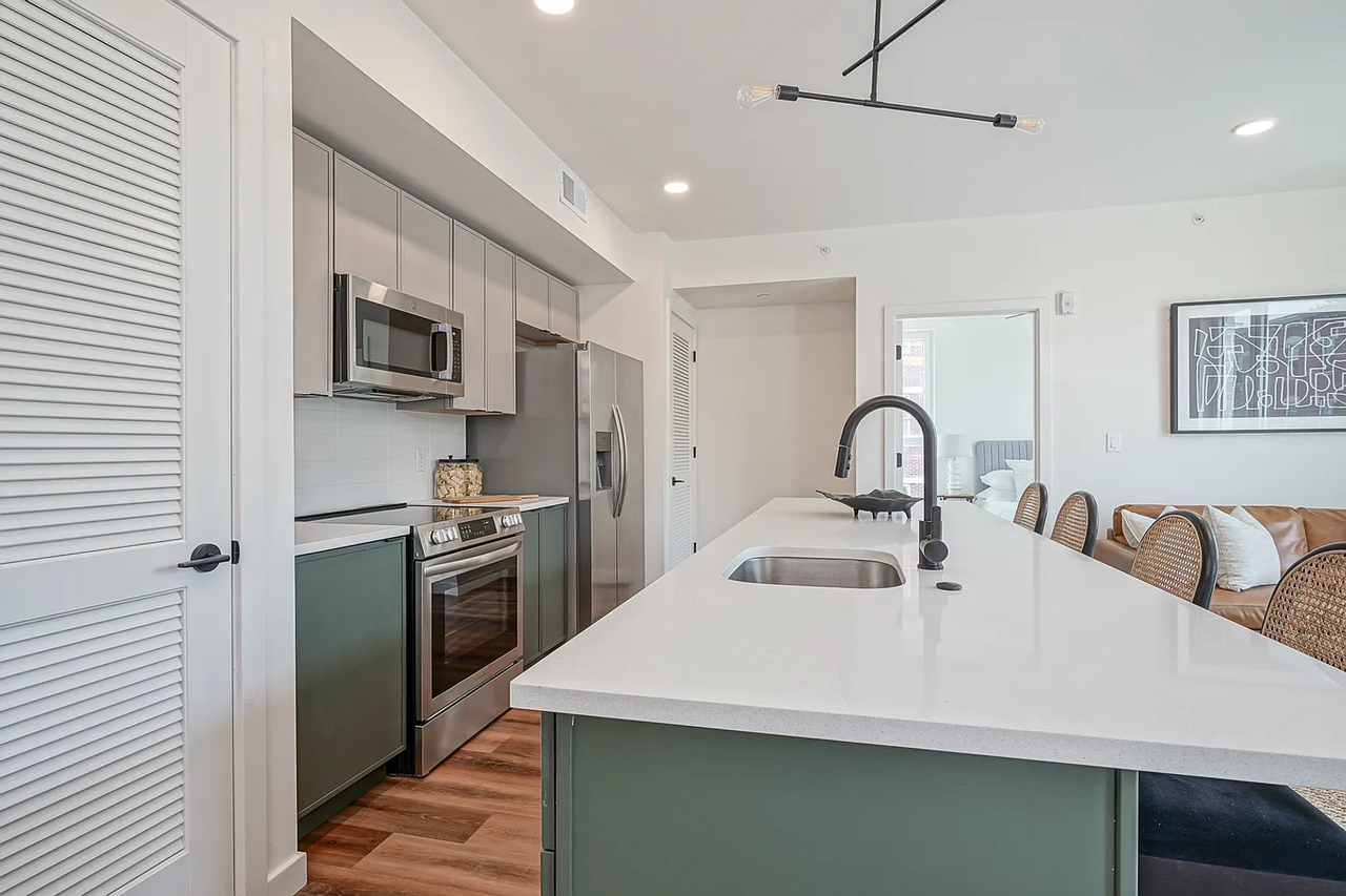 1301 Bainbridge St - Photo 7 of 14