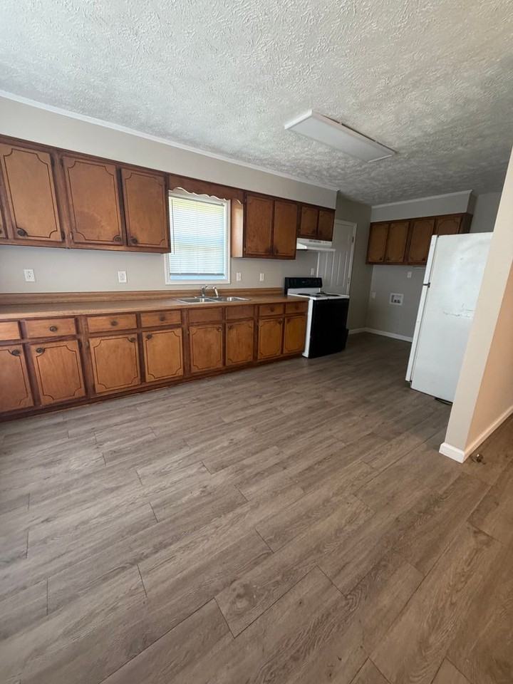 44 Monroe Ave - Photo 3 of 8