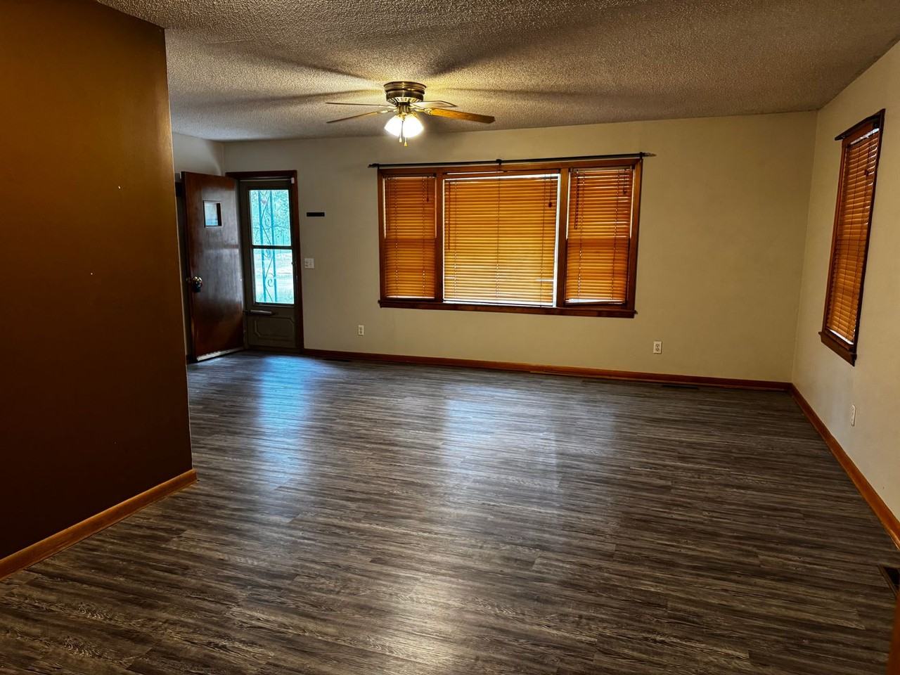 119 S Byers St - Photo 2 of 7