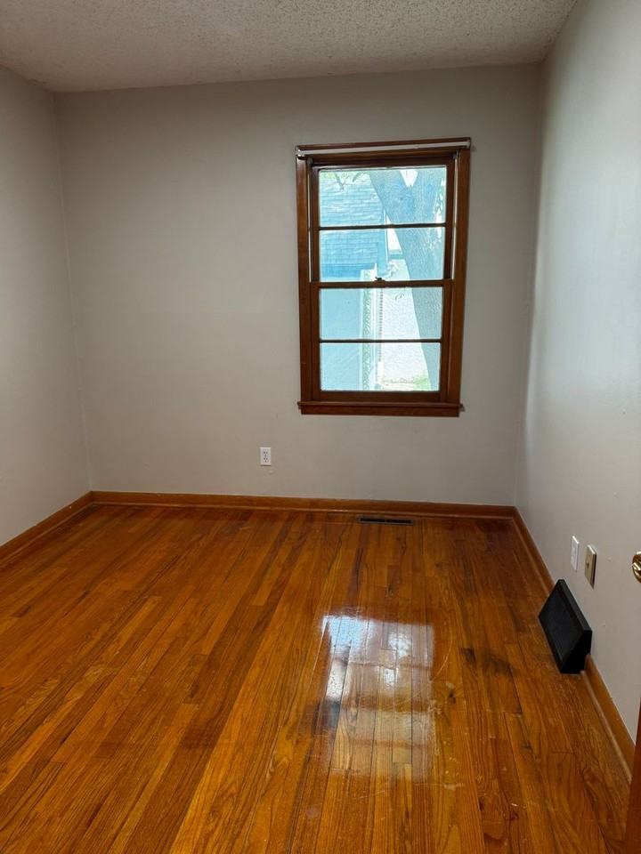 119 S Byers St - Photo 3 of 7