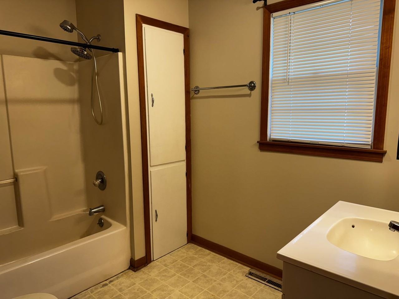 119 S Byers St - Photo 5 of 7