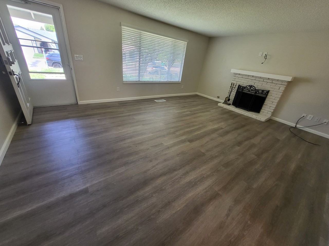 2621 Woodcrest Ln - Photo 2 of 10