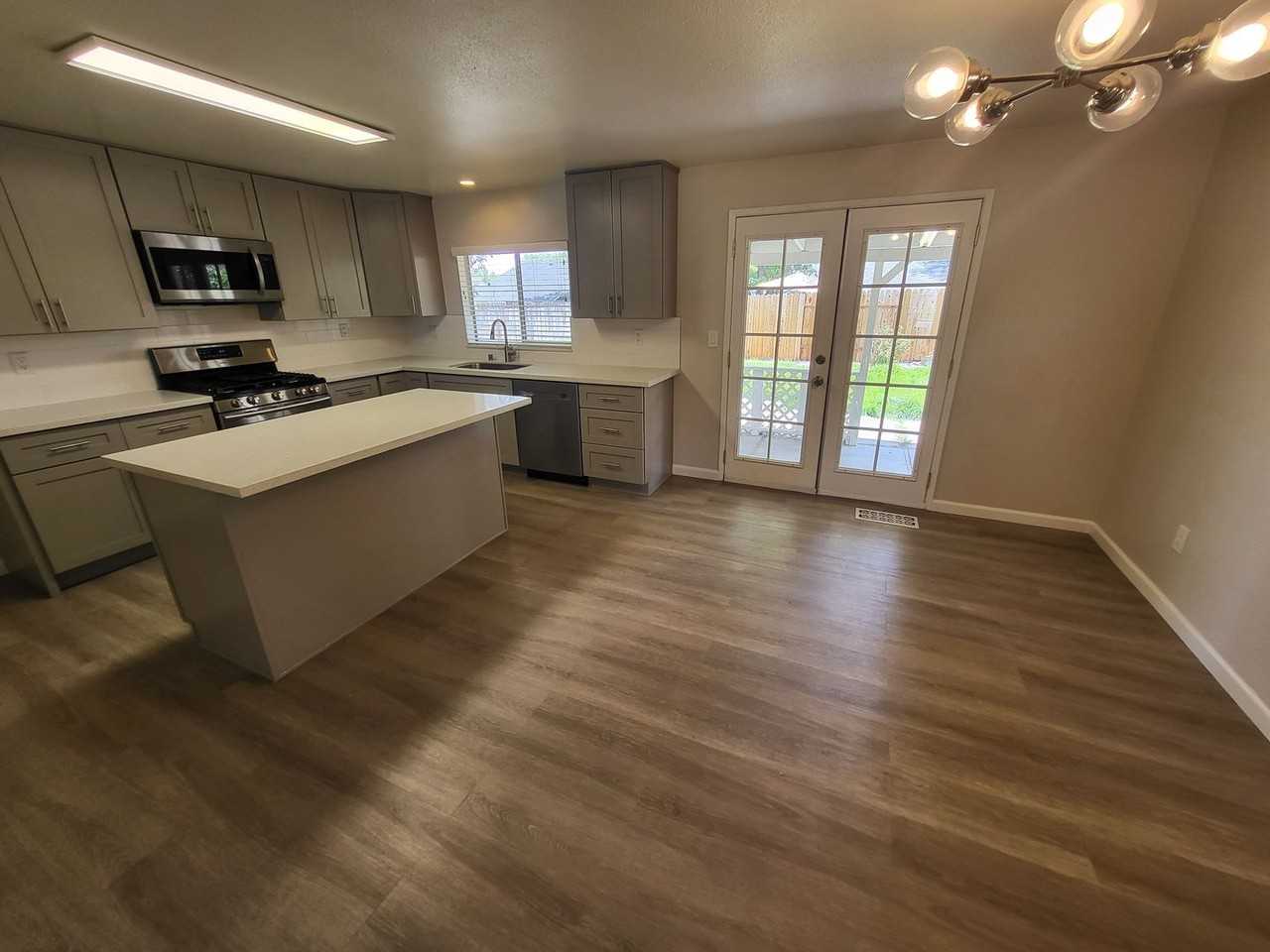 2621 Woodcrest Ln - Photo 3 of 10