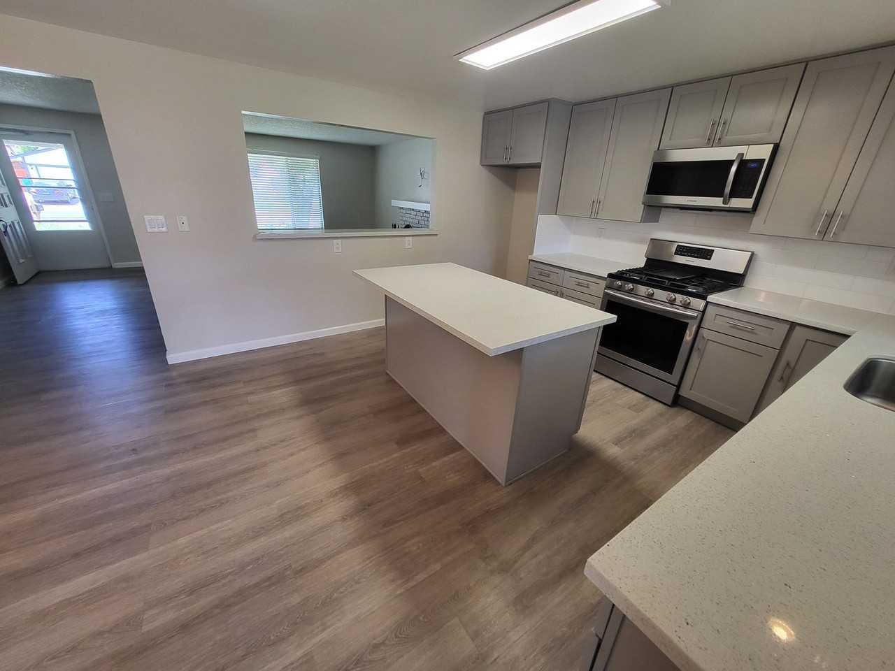 2621 Woodcrest Ln - Photo 4 of 10