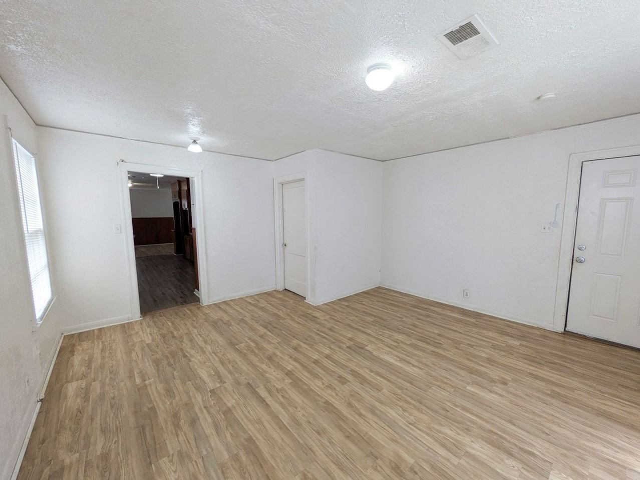 1810 Roberts St - Photo 4 of 22