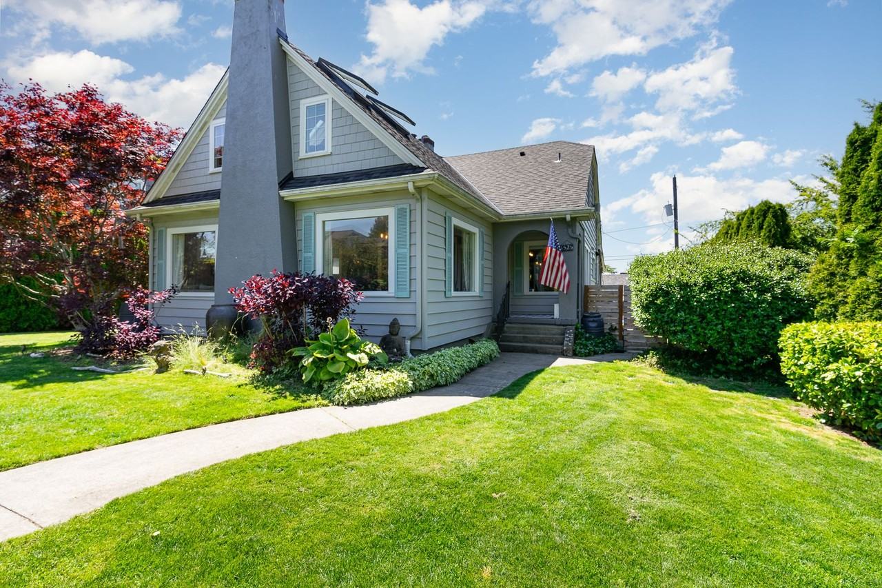 1525 45th Ave Sw - Photo 2 of 39