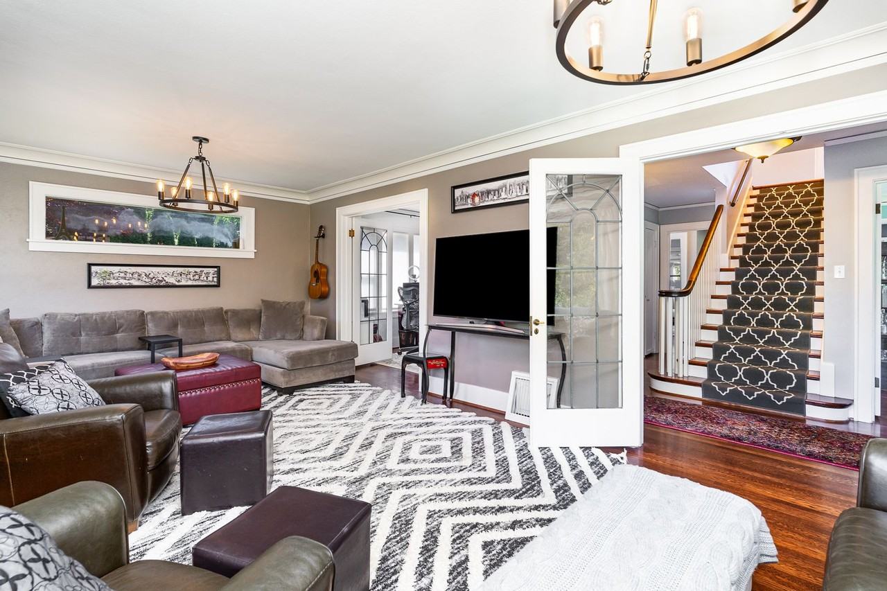 1525 45th Ave Sw - Photo 4 of 39