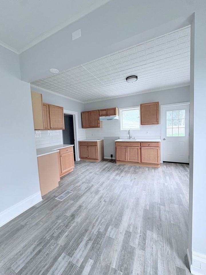 409 Healy Ave - Photo 3 of 15