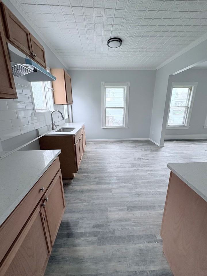 409 Healy Ave - Photo 4 of 15