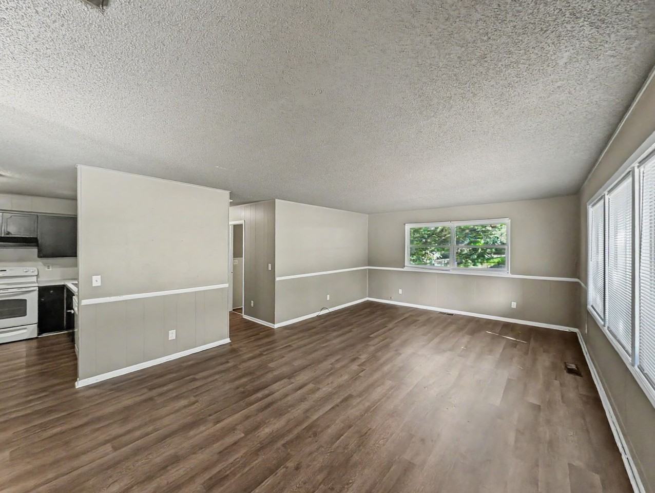 16 Evesham Ln - Photo 2 of 21