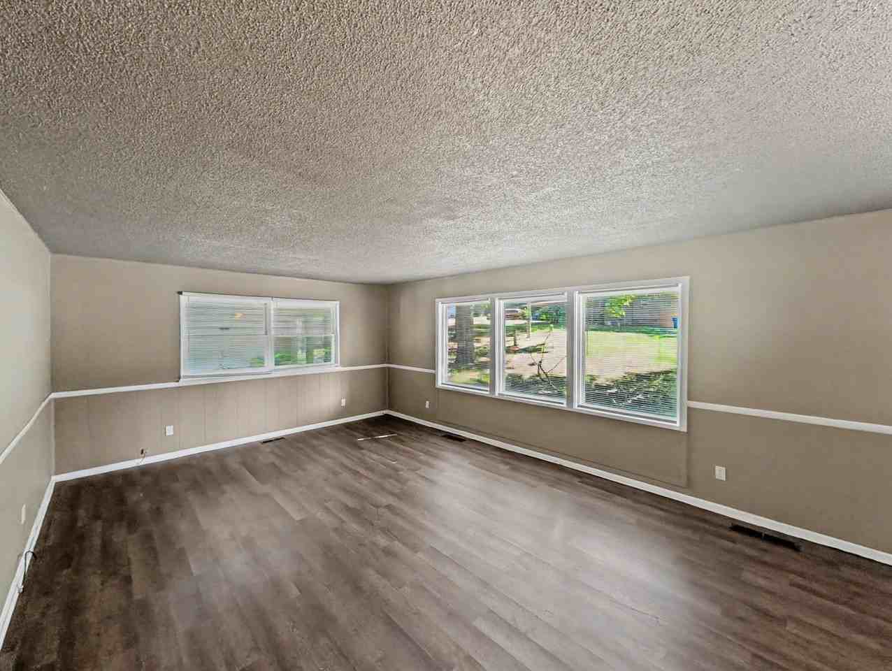 16 Evesham Ln - Photo 3 of 21