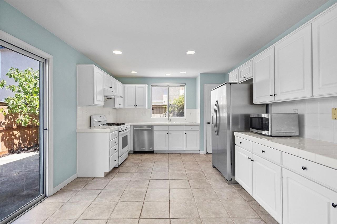 1 Challen Ct - Photo 6 of 20