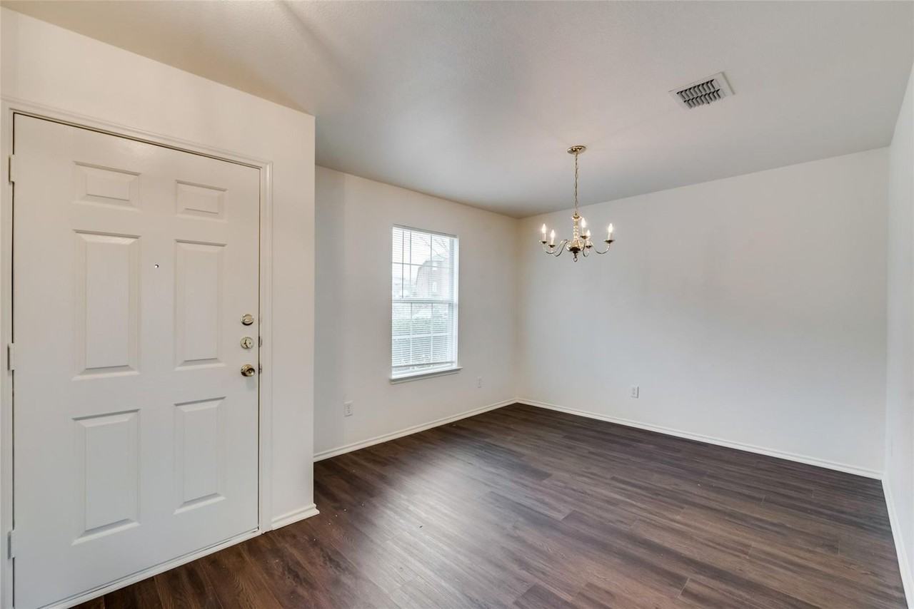 2946 Midbury Dr - Photo 4 of 21