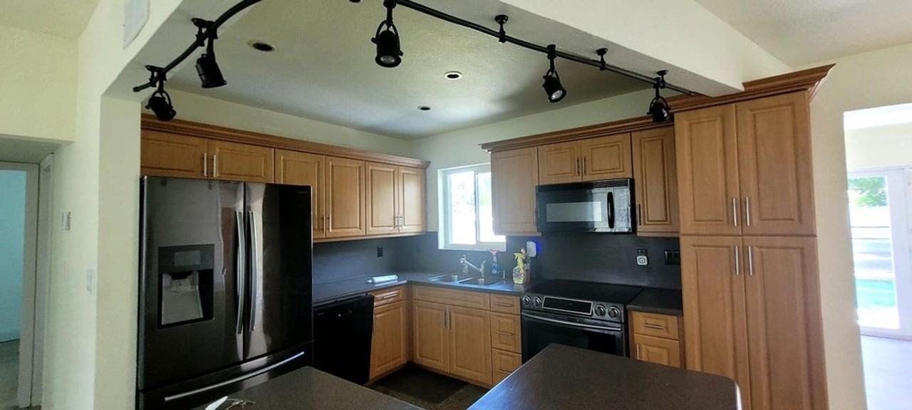 4330 Sw 10th St - Photo 2 of 10