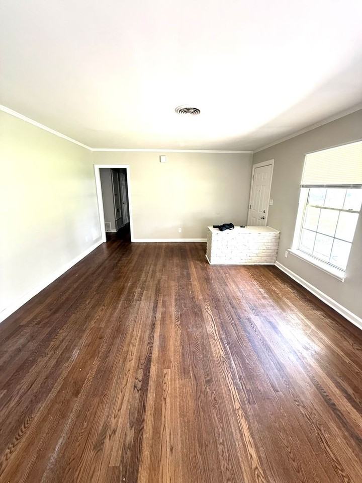 1805 Gillespie Dr - Photo 3 of 15