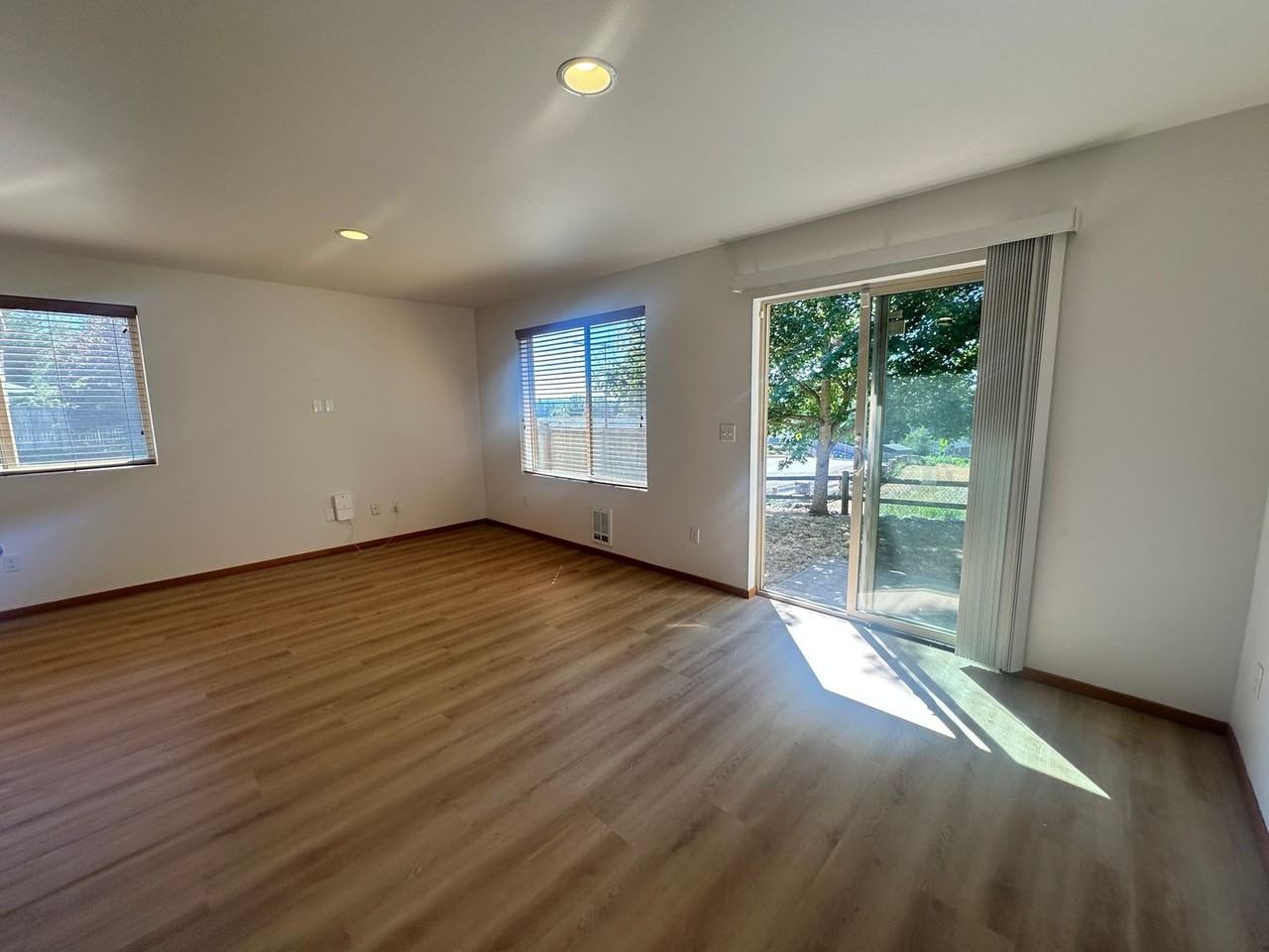 4002 82nd Ave Ne - Photo 4 of 29