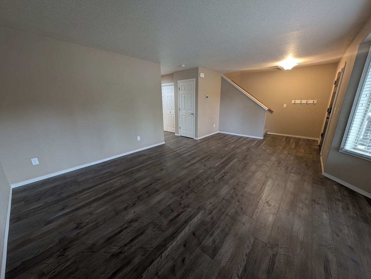 7302 Hayworth Ave Ne - Photo 4 of 36