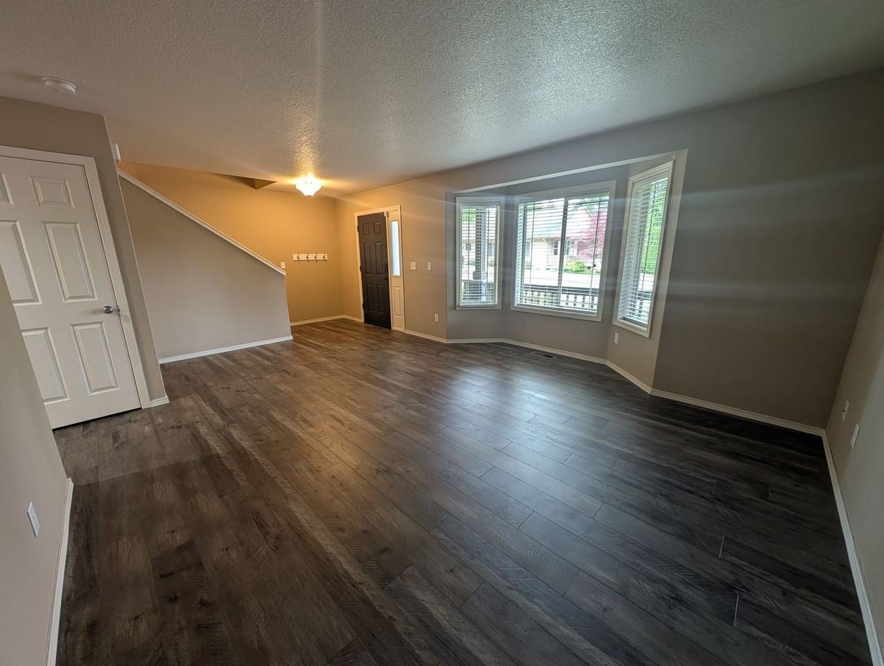 7302 Hayworth Ave Ne - Photo 5 of 36