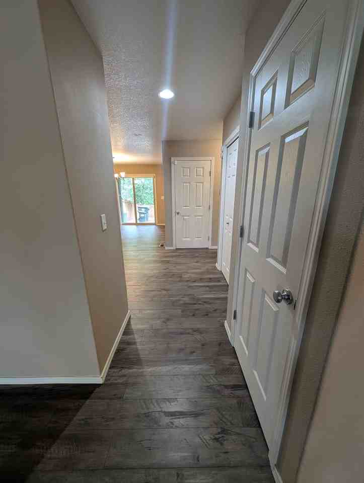 7302 Hayworth Ave Ne - Photo 7 of 36