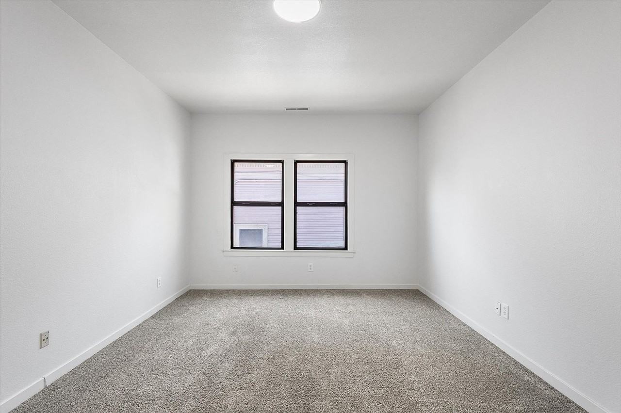 1336 1/2 Park Ave - Photo 4 of 22