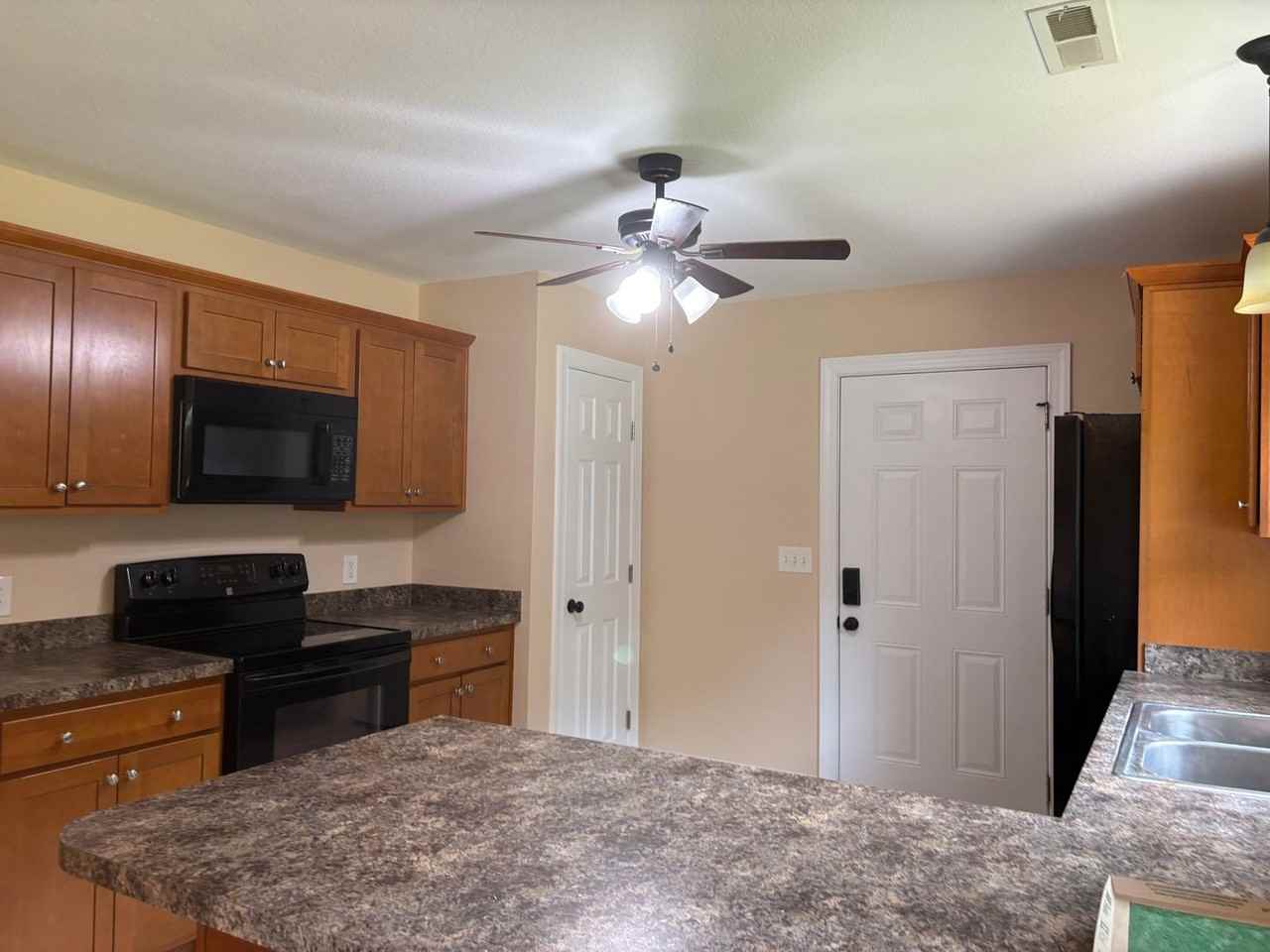 124 Deerfield Ln - Photo 2 of 42