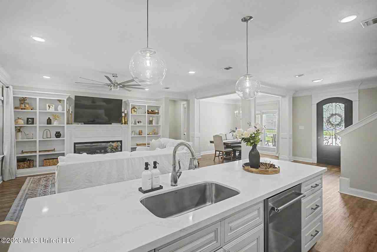 6812 Enclave Ln - Photo 5 of 37