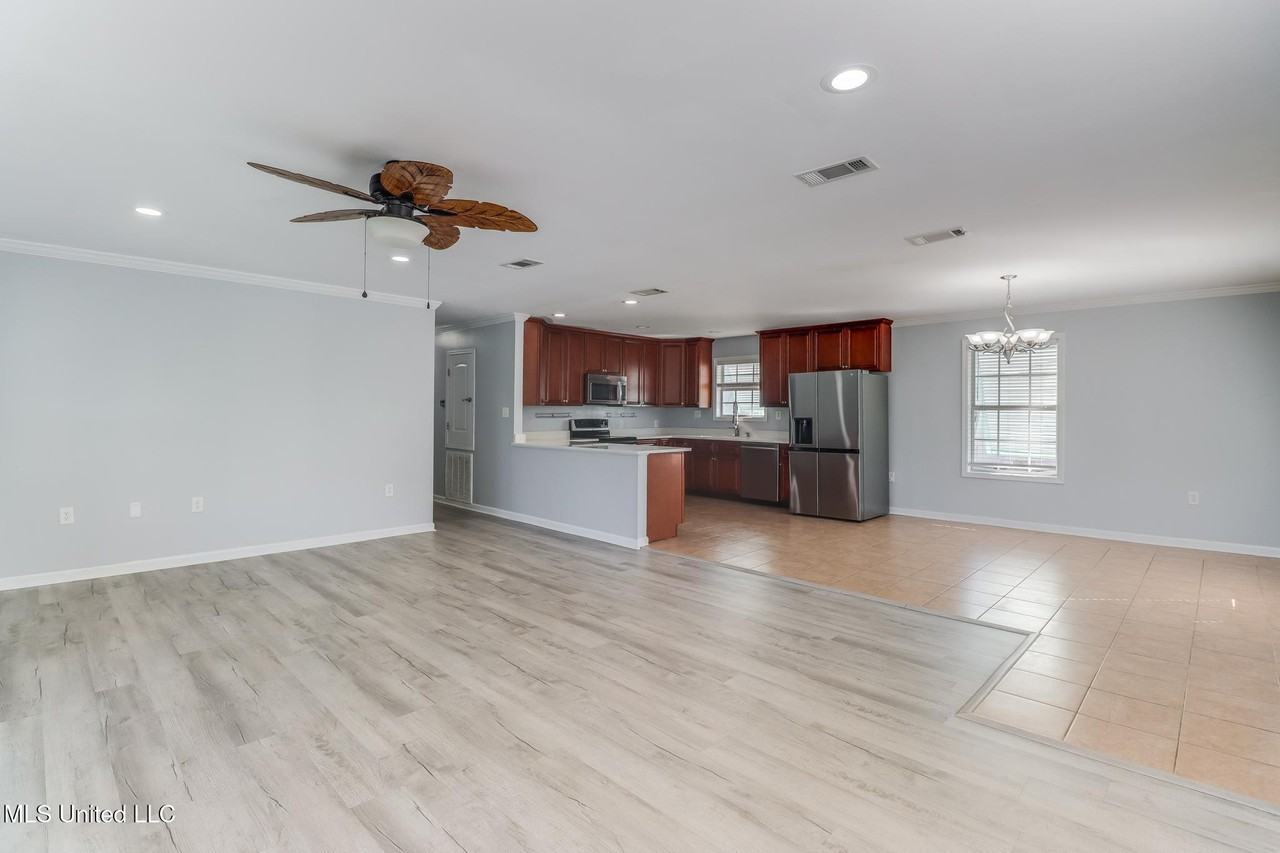 140 Holiday Ave - Photo 3 of 24